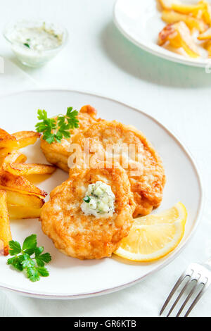 Des croquettes de poisson avec frites sur plaque blanche close up Banque D'Images