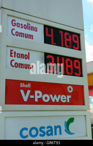 Le prix du carburant en station service brésilien en Real Brésilien Banque D'Images