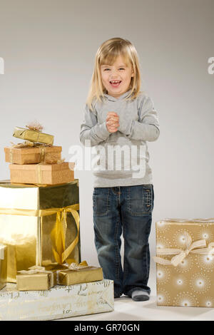 Girl with Christmas Gifts Banque D'Images