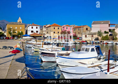 Pictoresque village dalmate colorés de Vinjerac en Croatie Banque D'Images