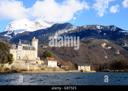 Annecy Lac et montagnes de voile Banque D'Images