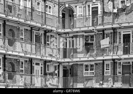 Appartements, appartements, logements sociaux, logements de conseil dans la région de Bethnal Green, Londres, Royaume-Uni en juillet - noir et blanc monochrome noir et blanc B&W. Banque D'Images