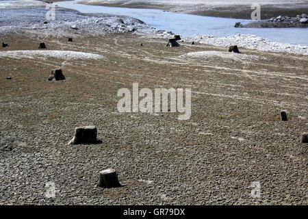 La randonnée à travers le lac de Forggen Banque D'Images