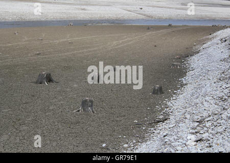 La randonnée à travers le lac de Forggen Banque D'Images