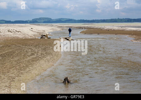 La randonnée à travers le lac de Forggen Banque D'Images