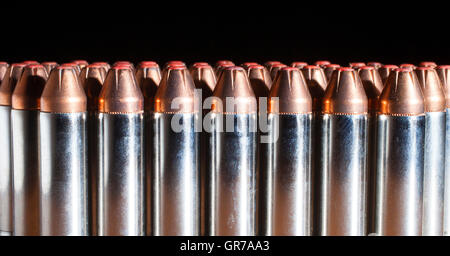 Des munitions d'armes de poing d'un calibre 38 avec des puces qui ont des balles à pointe rouge Banque D'Images