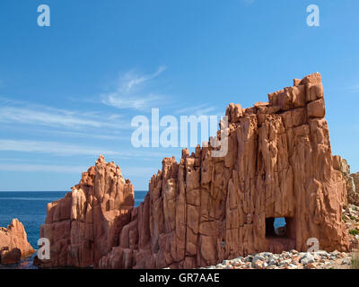 Arbatax avec les roches de porphyre rouge connue à proximité du port, à la Capo Bellavista, Sardaigne, Italie, Europe Banque D'Images