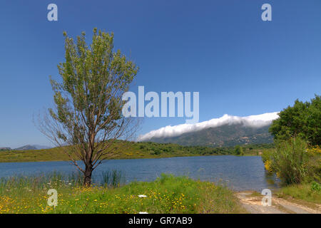 Lac de Padula Padula Lake, près de la montagne dans le village d'Oletta Nebbio, Nord-Sud, France, Europe Banque D'Images