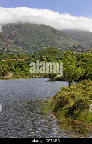 Lac de Padula Padula Lake, près de la montagne dans le village d'Oletta Nebbio, Nord-Sud, France, Europe Banque D'Images