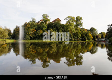 Bad Iburg, Charlottensee avec l'Iburg en automne, Osnabruecker Pays, Basse-Saxe, Allemagne Banque D'Images