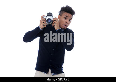 Young African man holding un vieil appareil photo et d'être très choqué de ce qu'il voit. Banque D'Images