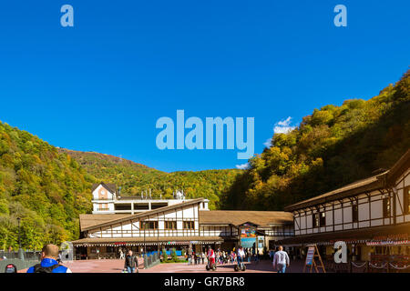 SOCHI, RUSSIE - 31 octobre 2015 : Rosa Khutor bâtiments administratifs et de l'infrastructure du centre de ski alpin. Construit Banque D'Images