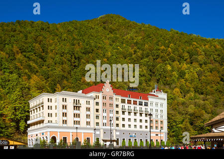 SOCHI, RUSSIE - 31 octobre 2015 : Rosa Khutor, Hôtel Radisson construction de la station de ski alpin. Construit de 2003 à 2011. Banque D'Images