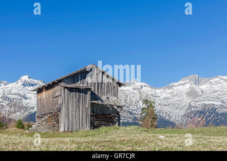 Paysage de montagne avec Hay Hut à Val Medel en Suisse Banque D'Images