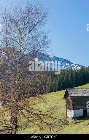 Paysage de montagne avec Hay Hut à Val Medel en Suisse Banque D'Images