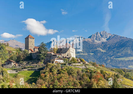 Château Tyrol en Burggrafenamt près de Merano a été l'ancestral château des comtes du Tyrol et le berceau du Tyrol Banque D'Images