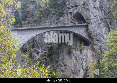 Dans les tunnels et sur les ponts le Susten Road mène au col haut Banque D'Images