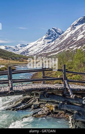 Vieux pont en bois sur la façon d'Leirdalen dans les montagnes de Jotunheimen Banque D'Images