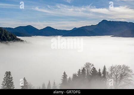 Vues au sud sur la vallée de l'Isar couverte de brouillard Banque D'Images