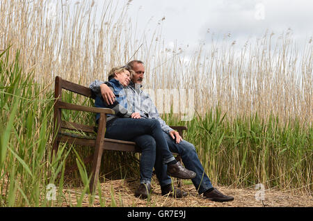 Couple sur un banc dans les roseaux Banque D'Images