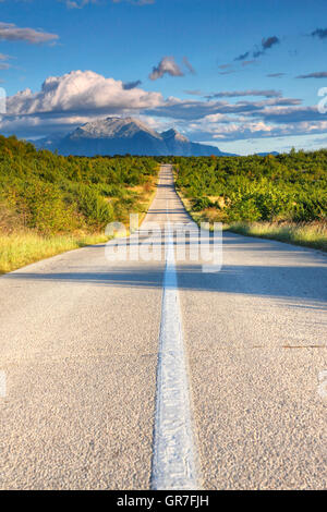 Route asphaltée en Dalmatie, Croatie.Biokovo et sur l'arrière Banque D'Images