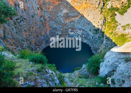 Imotski, le lac rouge Banque D'Images