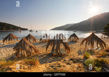 Des parasols en paille Saplunara plage sur île de Mljet Banque D'Images