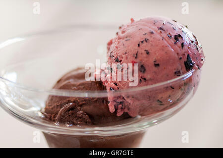 Boules de glace dans un verre. Chocolat et de griotte. Banque D'Images