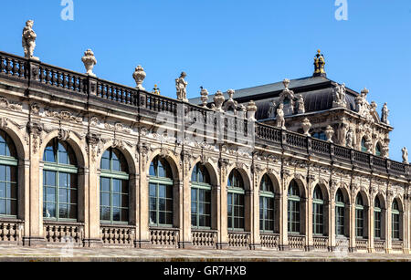 Vue sur un mur de fenêtres au Zwinger de Dresde Banque D'Images