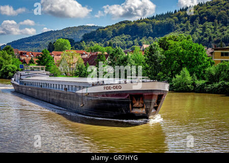 Péniche sur la rivière Neckar à Baden Württemberg Banque D'Images