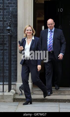 Secrétaire d'accueil laisse Ambre Rudd 10 Downing Street, Londres, pour une réunion du Cabinet, comme les migrants de l'Union européenne aura besoin de trouver un emploi avant qu'ils sont autorisés à se déplacer à la Grande-Bretagne, par propositions auraient été considérées par Theresa May. Banque D'Images