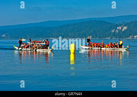 Dragon Boat sur la ligne d'arrivée d'une course de bateau sur le Lac Lac de Joux, Vaud, Suisse Banque D'Images