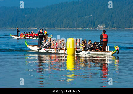 Dragon Boat sur la ligne d'arrivée d'une course de bateau sur le Lac de Joux, Vallée de Joux, dans le Canton de Vaud, Suisse Banque D'Images