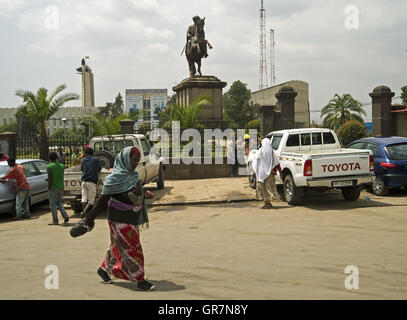 Menelik II Square avec Monument Pour Meneli Ii Empereur, Addis-Abeba, Ethiopie Banque D'Images