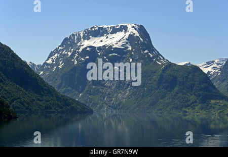 Mt. Breimsvatnet Skjorta reflétant dans le lac, dans le comté de Sogn og Fjordane, Norvège Banque D'Images