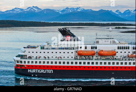Avec l'arrière du bateau de croisière Hurtigruten Ms Nordkapp d'Asa dans le Moldefjord près de Molde Norvège Banque D'Images