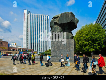 Monument à Karl Marx en face de l'hôtel Mercure, Chemnitz, Saxe, Allemagne Banque D'Images