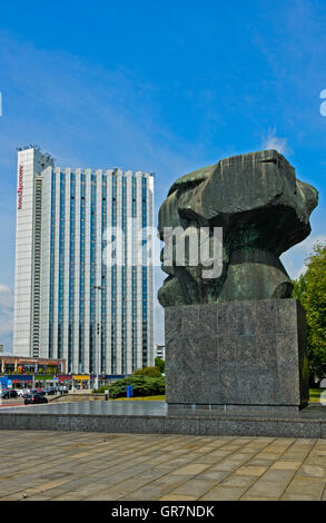 Monument à Karl Marx en face de l'hôtel Mercure, Chemnitz, Saxe, Allemagne Banque D'Images