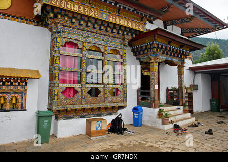 Fenêtre ouvragée et entrée à l'Inner Temple, Monastère Lhakhang Carillon près de Lobesa, Bhoutan Banque D'Images