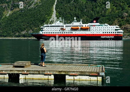 Au pêcheur Geirangerfjord, derrière le navire de croisière Hurtigruten Ms Nordkapp de Sa, Geirangerfjord, Geiranger, Norvège Banque D'Images