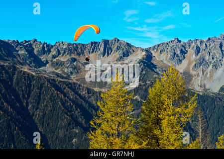 En parapente la chaîne de montagnes des Aiguilles Rouges, Chamonix, Haute Savoie, France Banque D'Images