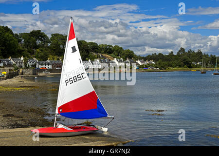 Bateau à voile sur les rives du Loch Carron en Ecosse, Plockton, Grande-Bretagne Banque D'Images