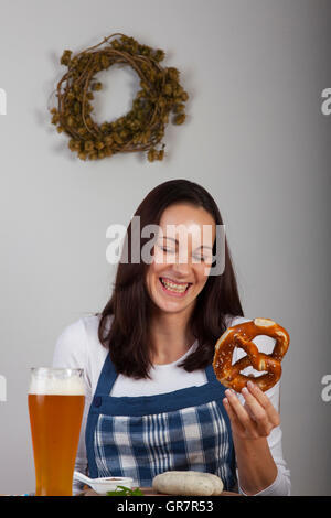 Femme bavaroise avec une saucisse blanche Banque D'Images