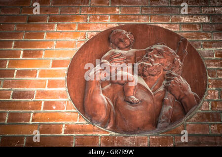 Icône de Jésus et de Saint Joseph en terre cuite, appliquée sur le mur extérieur d'une église. Banque D'Images