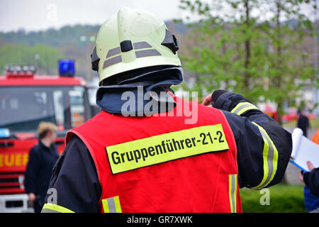 Un mâle au cours de l'entraînement des pompiers sur la route Banque D'Images