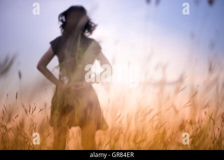 Photo flou de moment d'émotions avec des fleurs fille en attente de premier été. Banque D'Images