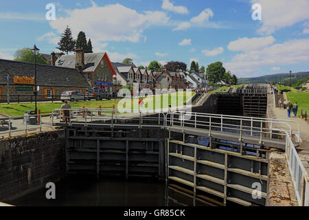 L'Écosse, Highlands, place Fort Augustus à l'extrémité sud du Loch Ness, vannes dans le Kaledonische, canal relie Loch Banque D'Images