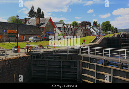 L'Écosse, Highlands, place Fort Augustus à l'extrémité sud du Loch Ness, vannes dans le Kaledonische, canal relie Loch Banque D'Images