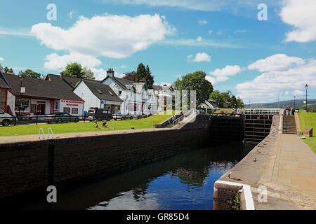 L'Écosse, Highlands, place Fort Augustus à l'extrémité sud du Loch Ness, vannes dans le Kaledonische, canal relie Loch Banque D'Images