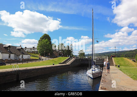 L'Écosse, Highlands, place Fort Augustus à l'extrémité sud du Loch Ness, vannes dans le Kaledonische, canal relie Loch Banque D'Images